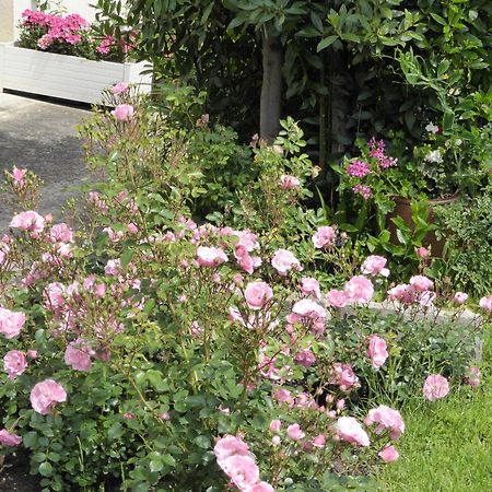 Une Chambre A Neuilly Guest House Exterior foto